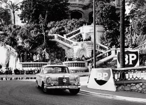 El Mercedes W111 en Mónaco.