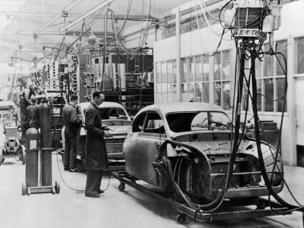 Imagen de la cadena de producción de Saab en los años cincuenta.