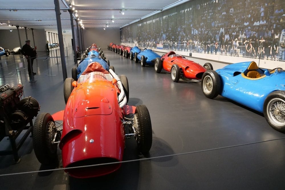 El ala del museo dedicada a los coches de competición es impresionante, con los bólidos decorados con el color de sus países: rojo para los italianos y azul para las escuadras francesas.