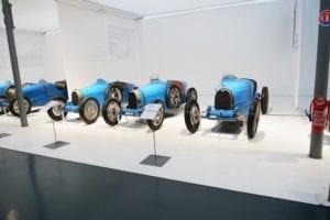 Varios Bugatti de diferentes épocas.