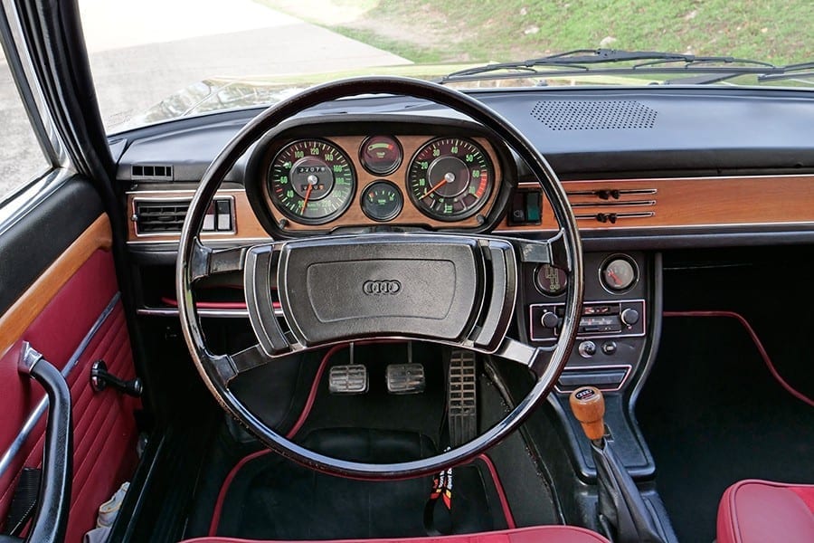 El Audi 100 Coupé S invita a tirar millas tras su volante.