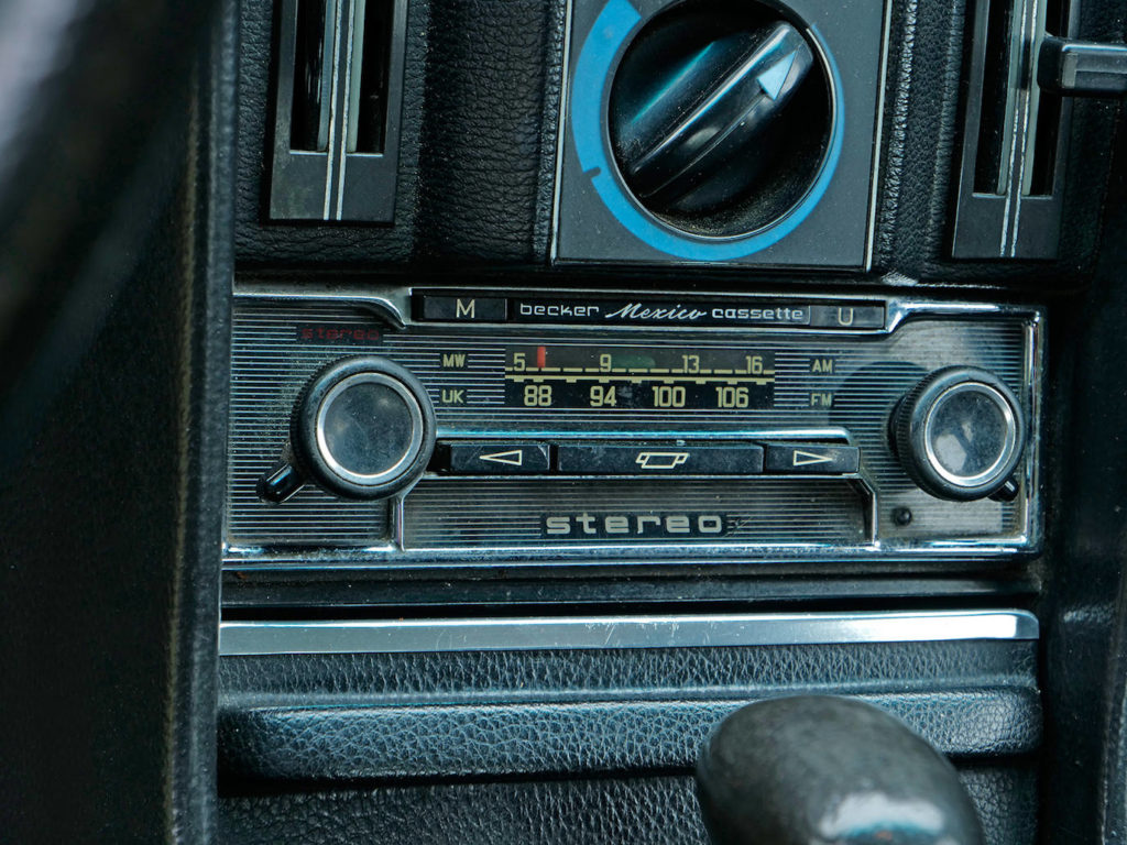 No puede faltar una radio Becker en un buen Mercedes.